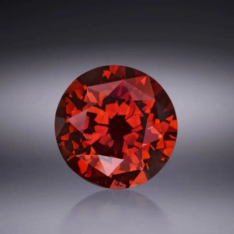 De Young Red Diamond
5.03 carats, currently in the Smithsonian Museum