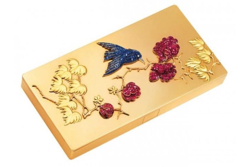 A gold box introduced by Van Cleef & Arpels in the 1930s, when the invisible setting technique was initially only applicable to flat surfaces.