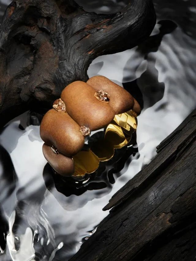 Fernando Jorge
High Fluid Pebbles bracelet
Yellow gold bracelet, Brazilian river pebbles, brown diamonds