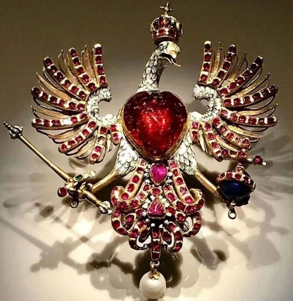 Louis XIV's garnet eagle brooch
Currently in the Louvre Museum