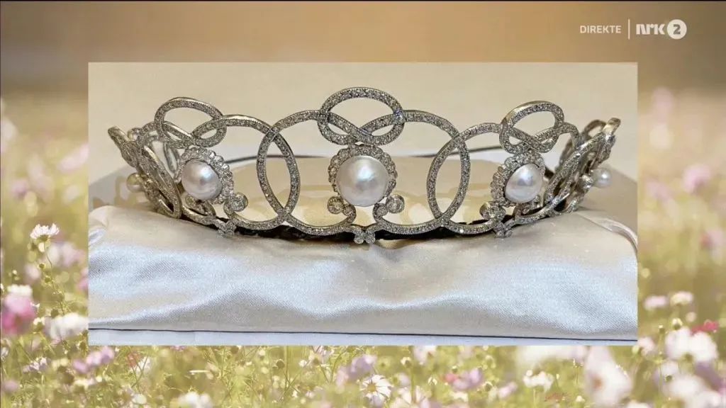 Boucheron Pearl Circle Tiara