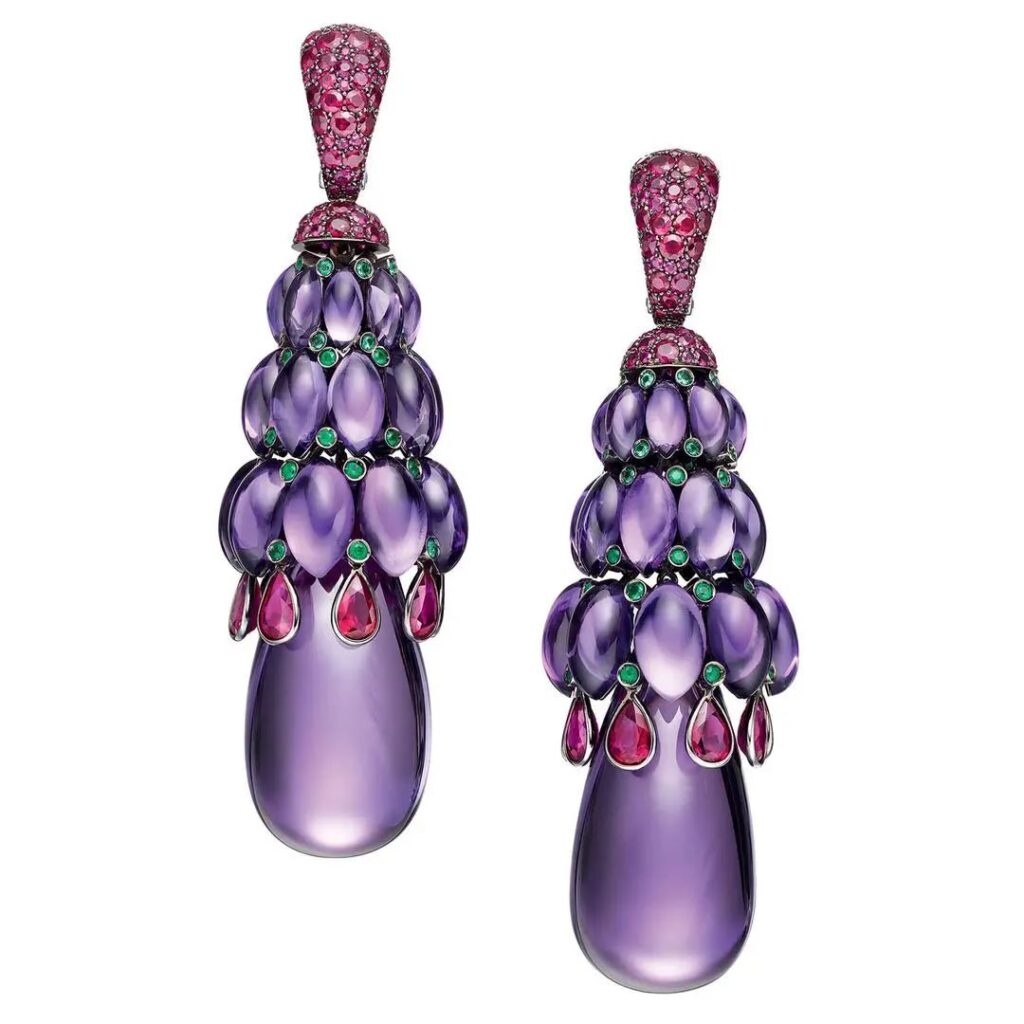 de GRISOGONO earrings
Amethyst, ruby, emerald