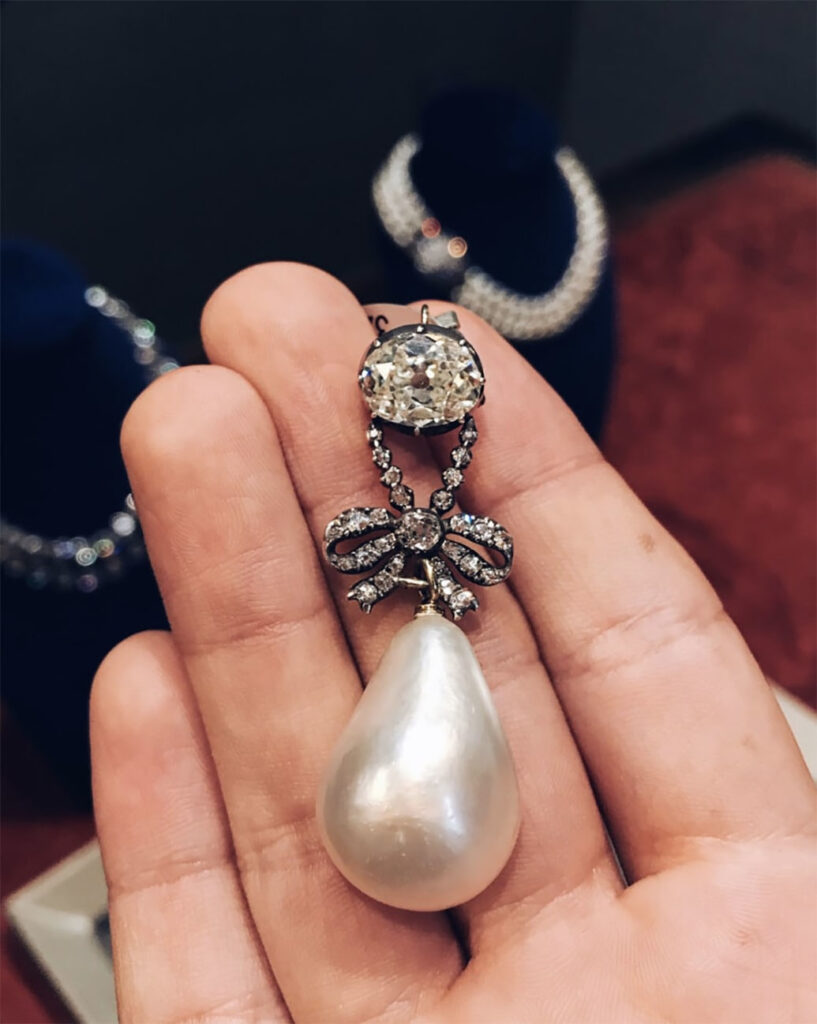 When this pearl is held in hand or worn around the neck, we can clearly see how astonishing its size truly is.