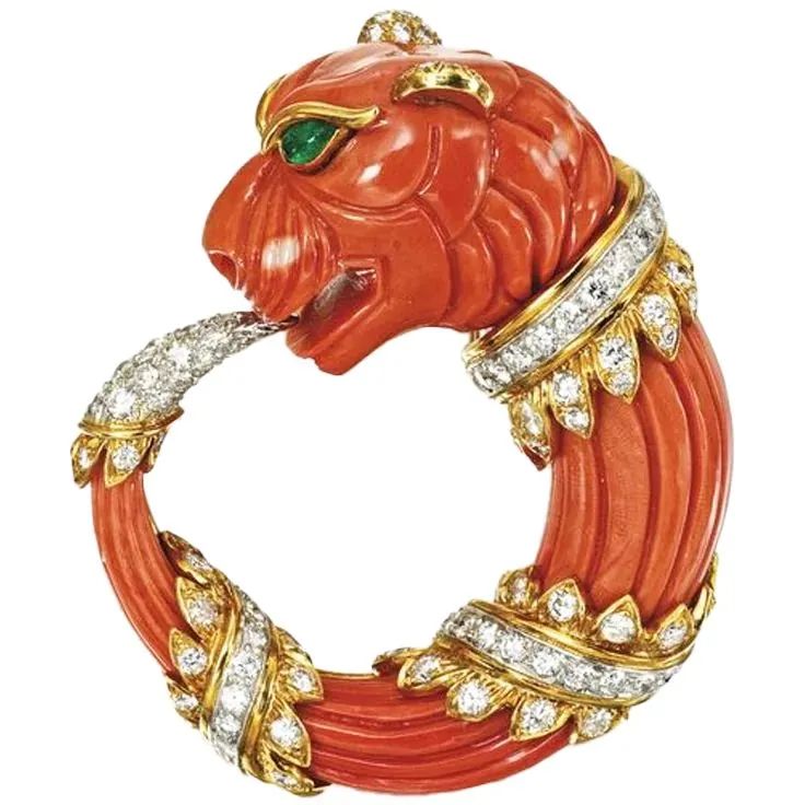 David Webb lion brooch
Gold, carved coral, diamonds, emeralds