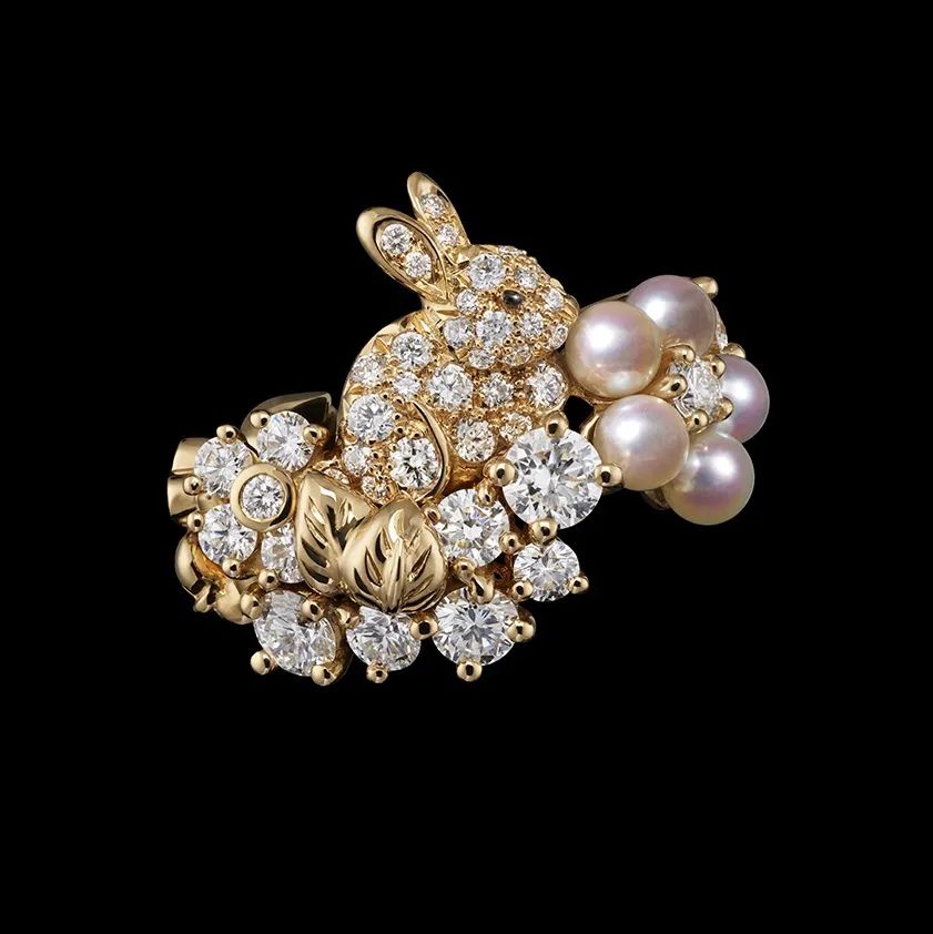 Dior
Diorama & Diorigami High Jewelry Collection Ear Cuff
Yellow gold, diamonds, pearls