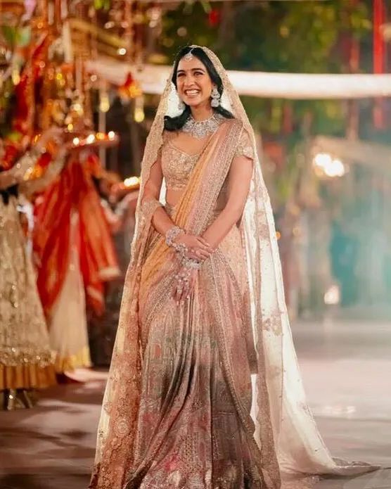 Bride wearing a wide diamond-encrusted necklace
and a full set of traditional Indian diamond jewelry