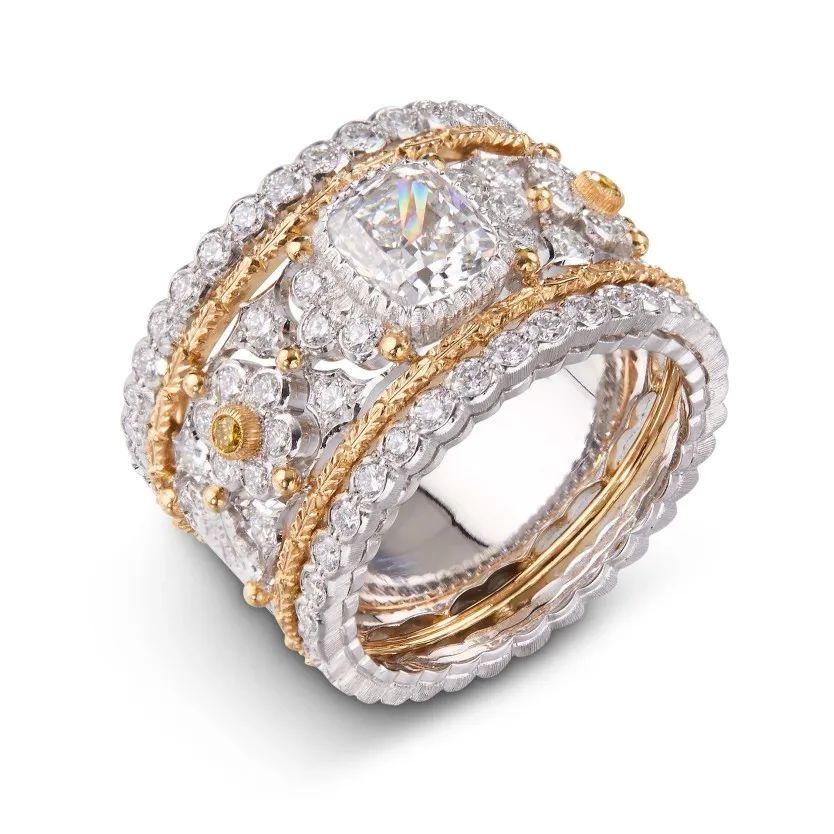 Buccellati
Mosaico High Jewelry Collection Ring
18K gold, diamonds
Center stone: cushion-cut diamond