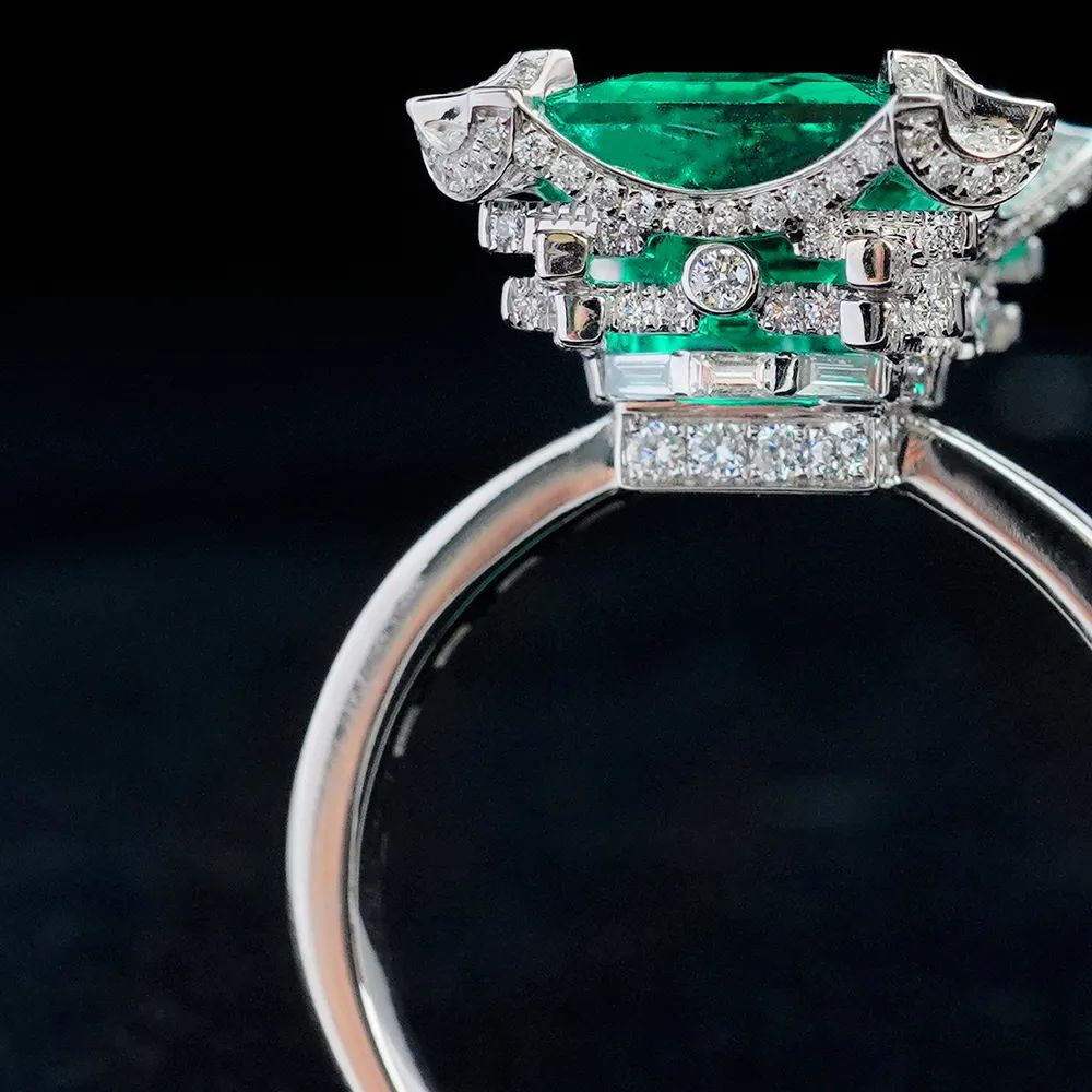 Bianzi Jewelry
"China Pavilion" ring
Emerald, diamond