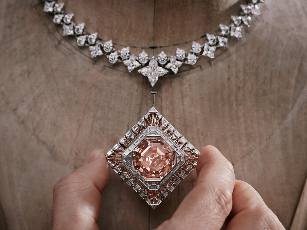 Louis Vuitton’s Apotheosis: The Heart of Paris Captured in a Breathtaking Brown-Pink Diamond Necklace