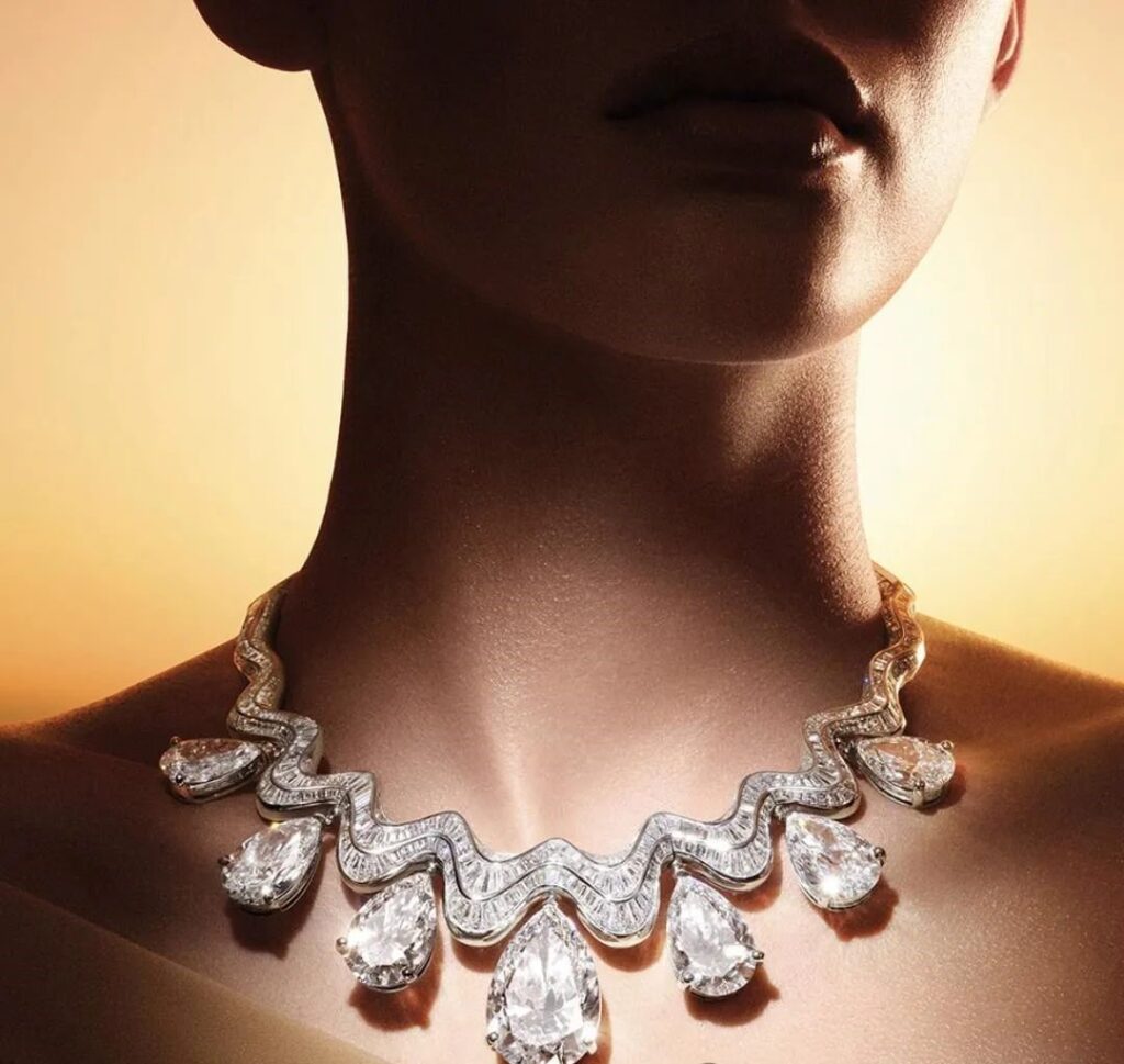 The Serpenti Aeterna diamond necklace, part of the 140th anniversary collection, totals 140 carats. Bvlgarii intentionally retained an extra 10 carats of uncut diamond to maintain this symbolic number.