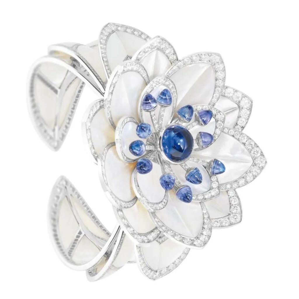 Boucheron
Rêves d'Ailleurs high jewelry collection
Cuff bracelet
Mother-of-pearl, sapphires, diamonds