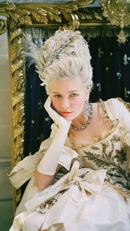 As a fan of Queen Marie, Empress Eugénie often imitated Marie's style, decorating her hair with exquisite aigrette jewelry