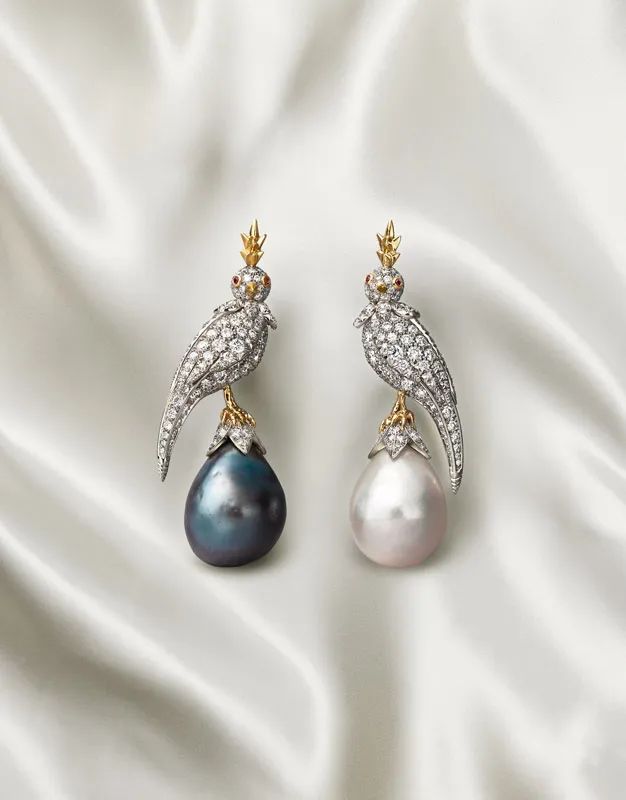 Tiffany & Co.
Bird on a Pearl earrings
Baroque natural saltwater white and dark gray pearls