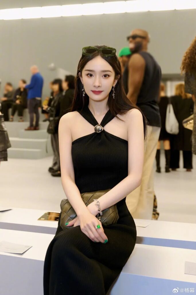 Yang Mi wearing a jadeite ring