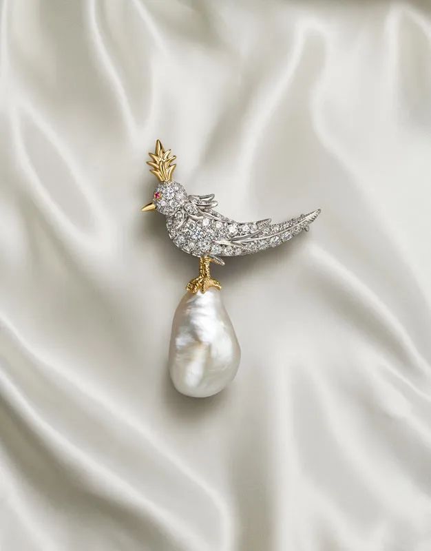 Tiffany & Co.
Bird on a Pearl necklace
Baroque natural saltwater white pearl
Weighing over 26 carats