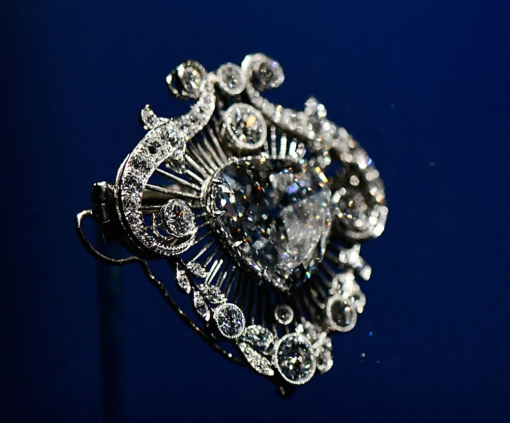 Cullinan V Diamond Brooch
True to its name, this 18.8-carat heart-shaped diamond originated from the world-famous Cullinan diamond, weighing over 3,000 carats, which once belonged to Edward VII.