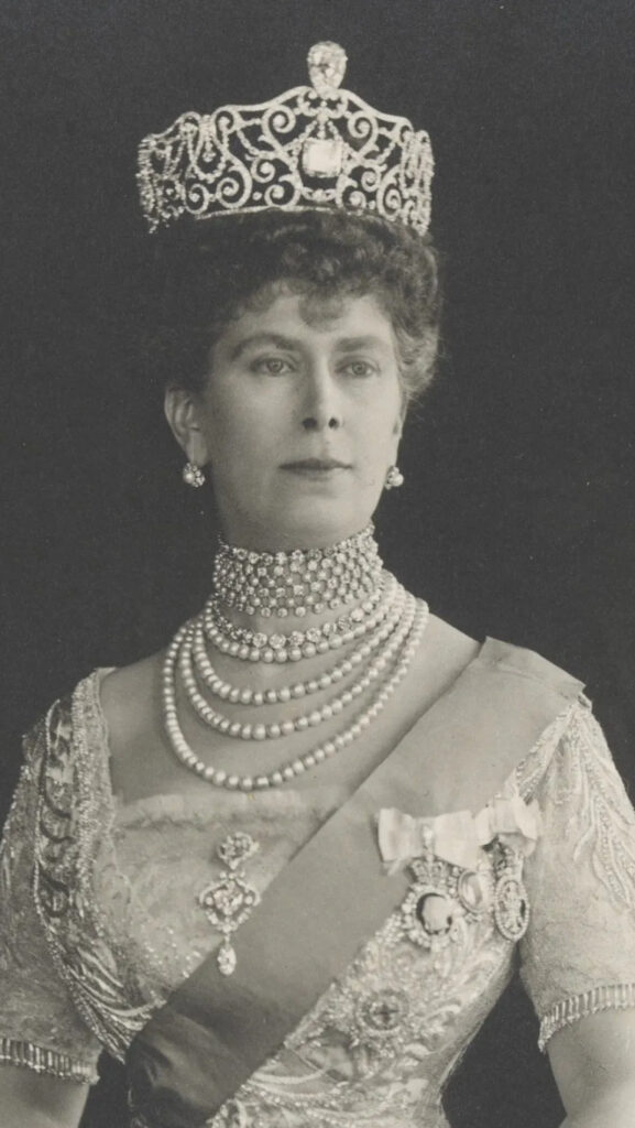 Queen Mary, Queen Elizabeth II, and Camilla wearing the Cullinan V Diamond