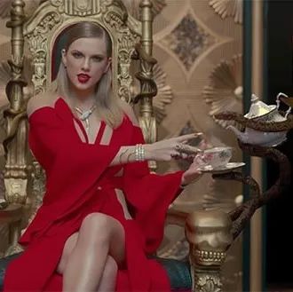 Taylor Swift wearing a Bulgari Serpenti necklace in the MV