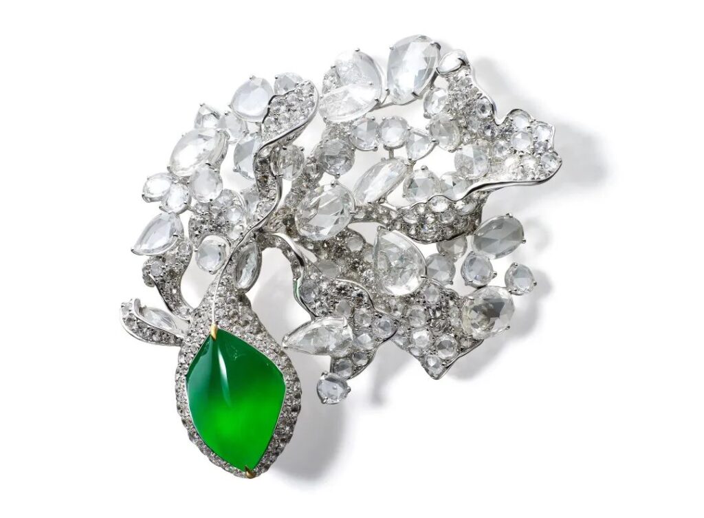 ErDong Jewelry
"Big Fish and Begonia" Brooch
Dragon-stone grade, full-color, natural-shape jadeite, diamonds