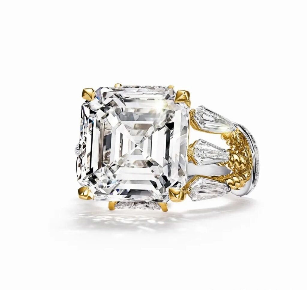 Finally, the collection includes another Arrow gold ring by Tiffany, made of platinum and yellow gold. This piece is centered around an impressive Asscher-cut diamond weighing over 16 carats, complemented by additional diamond accents.