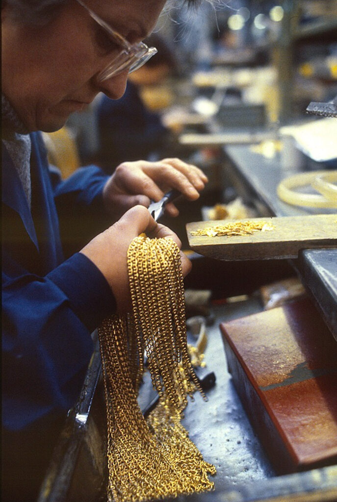 Manciata di bracciali oro pinza (A handful of gold bracelets)