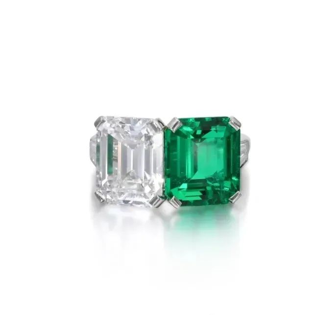 Toi et moi ring with a 3.30-carat Colombian emerald and a 3.78-carat diamond.