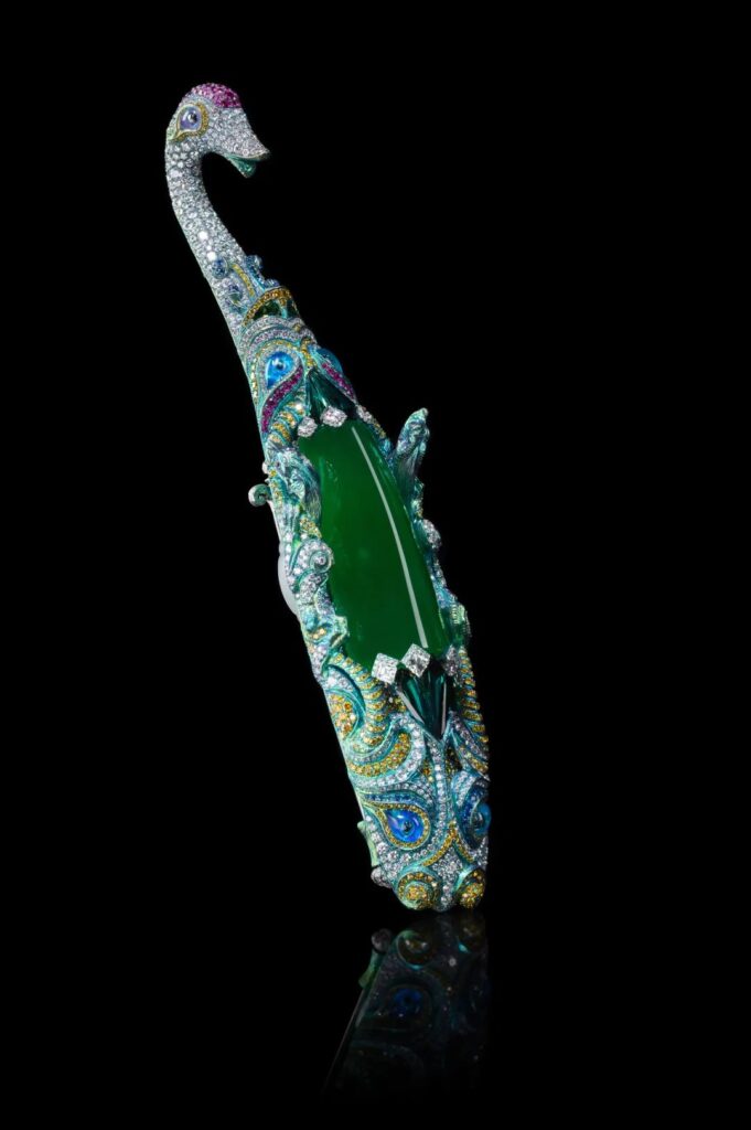 His 2017 work "Jade Dragon in Myriad Green" was inspired by two Warring States period pieces from the Shanghai Museum collection - the "Gold-inlaid Belt Hook with Turquoise Geometric Pattern" - and is exhibited alongside them.