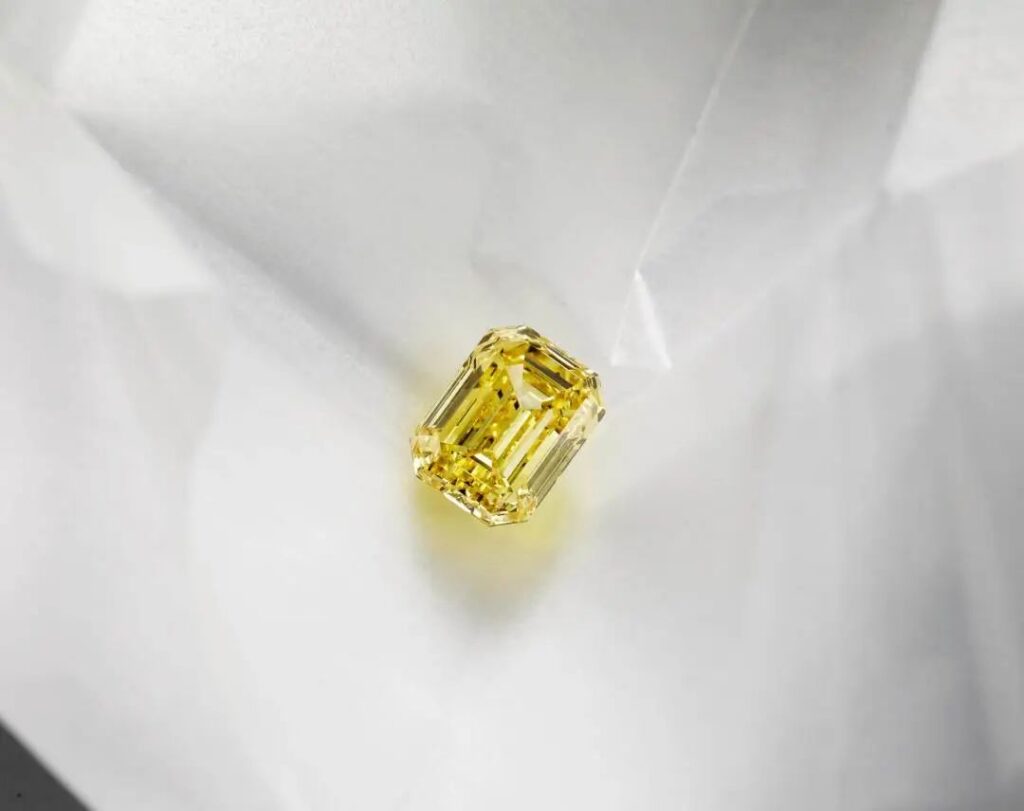 Louis Vuitton
Natural yellow diamond