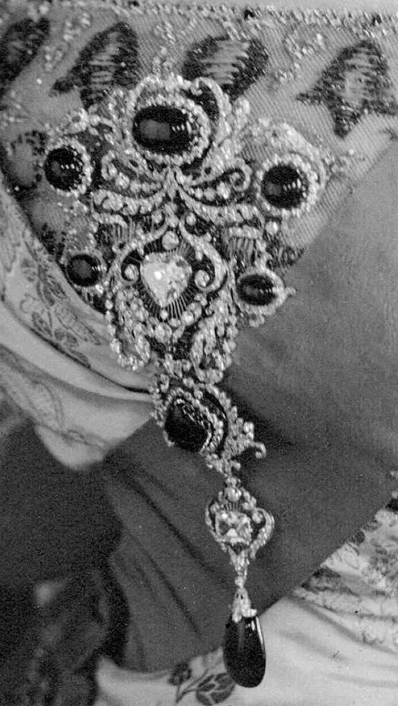 Detailed view of the Delhi Durbar brooch