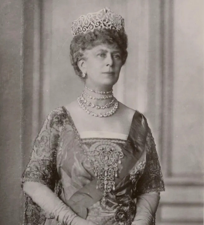 Queen Mary wearing the diamond Stomacher brooch