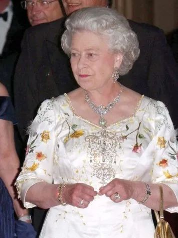 At the Golden Jubilee banquet, the Queen wore the complete version of this jewelry for the first time