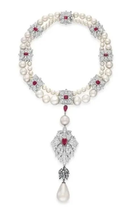 Cartier "La Peregrina" pearl necklace
From Elizabeth Taylor's collection
"La Peregrina" pearl measures approximately 17.35 - 17.90 x 25.50 mm
Christie's New York, December 2011
Estimated price: $2,000,000 – $3,000,000
Sold for: $11,842,500