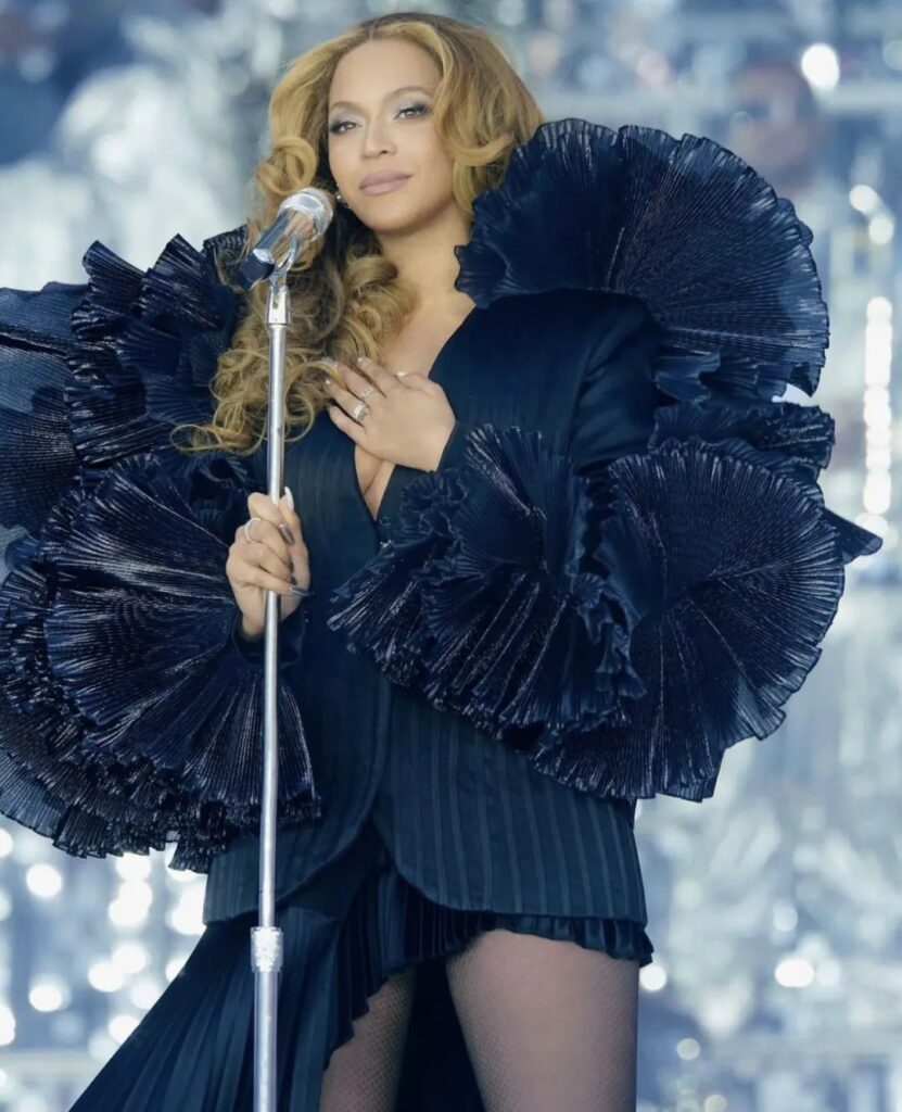 Beyoncé wearing a custom Robert Wun piece at a concert