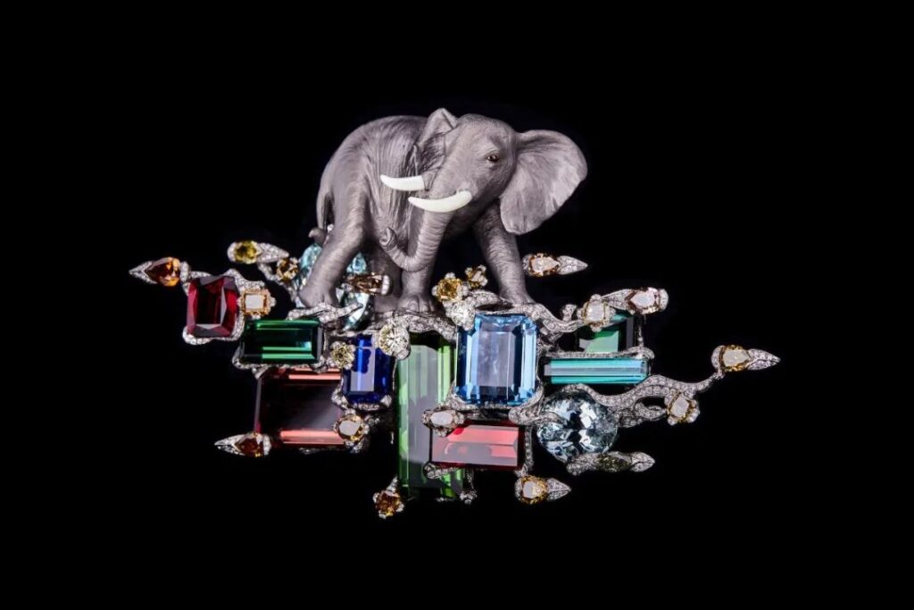 "The Beauty of the Elephant" (brooch)
Green tourmaline, red tourmaline, sapphire, tanzanite
Colored diamonds, diamonds, obsidian, yellow corundum
Pearls, Wallace Chan Porcelain, titanium