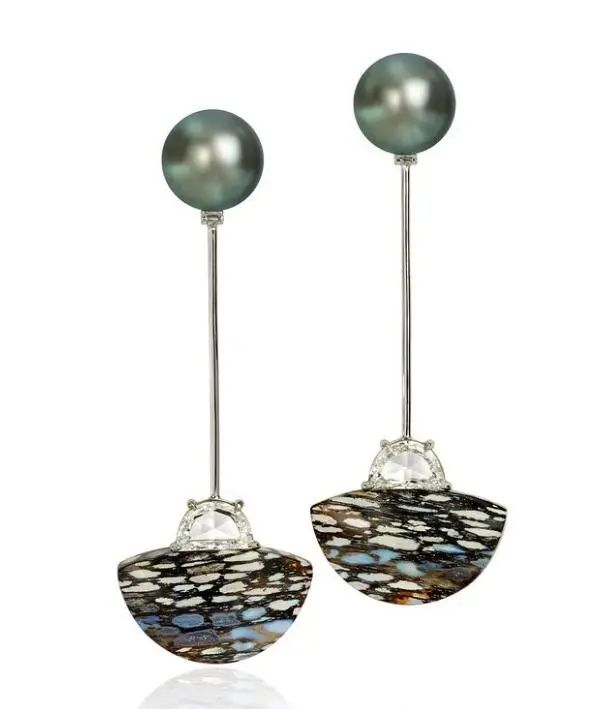 Assael earrings
Tahitian pearls, cypress petrified wood, diamonds