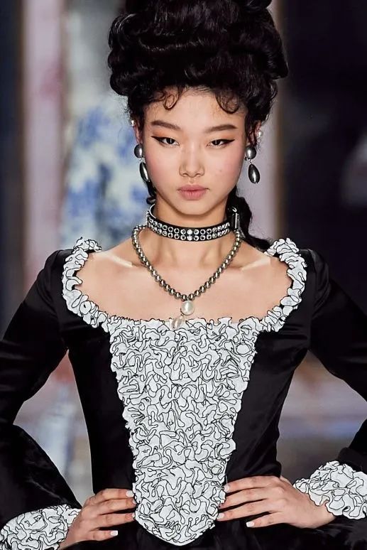 Fashion shows inspired by triangular corsets and Stomacher brooches