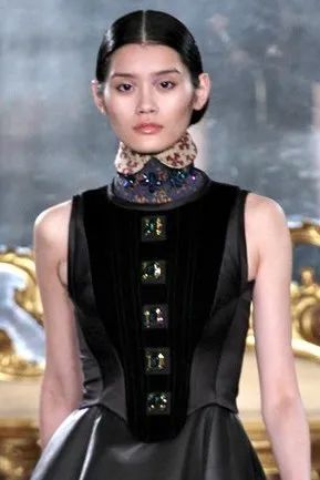 Fashion shows inspired by triangular corsets and Stomacher brooches