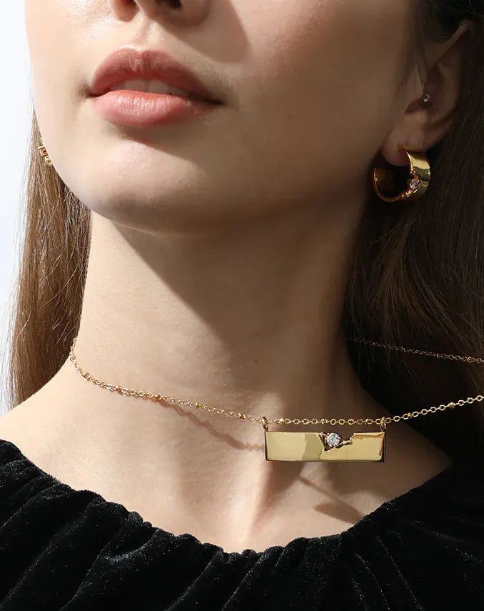 Playful Minimalism: Forecasting 2025 Spring/Summer Jewelry Trends