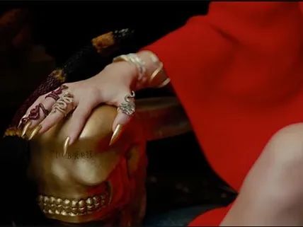 Taylor Swift wearing snake rings designed by Lydia Courteille, Le Vian, and Borgioni in the MV