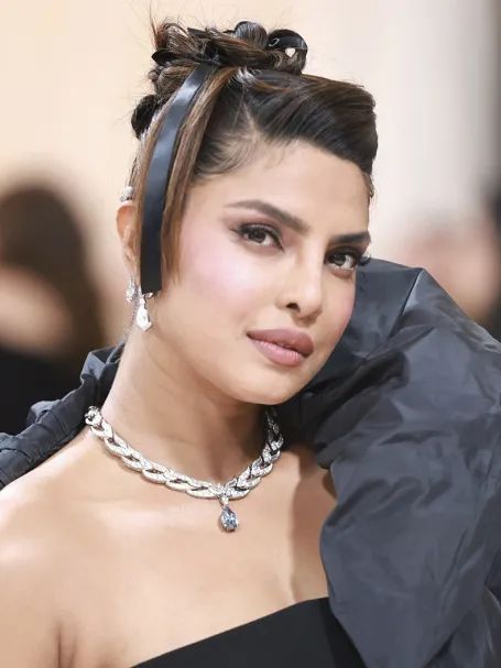 Priyanka Chopra Jonas wearing the "Bulgari Laguna Blu" blue diamond at the Met Gala
May 2023, Sotheby's Geneva
Sold for: 22,625,000 Swiss Francs