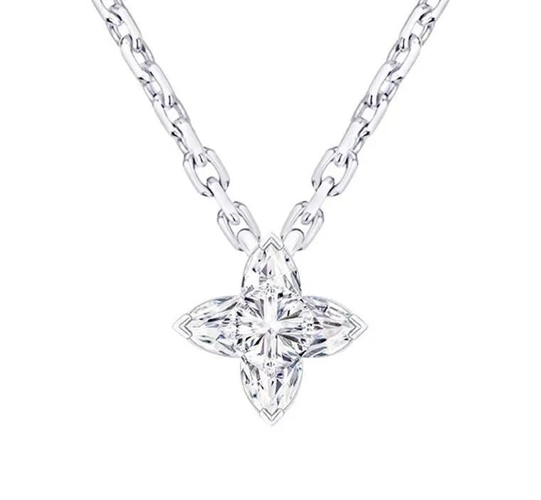 The new Monogram Star diamond cut shines in Louis Vuitton diamond white gold necklaces, easy to wear and stack with other jewelry.
