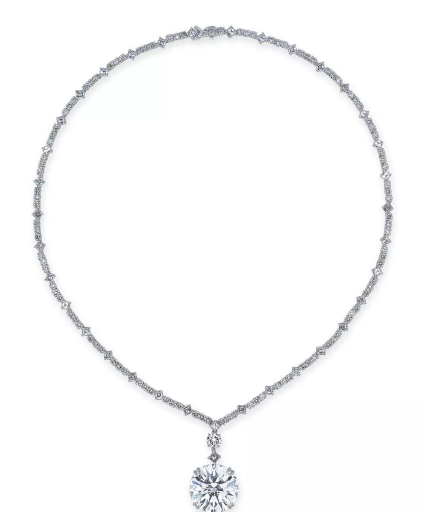 Diamond Necklace
HARRY WINSTON
Round brilliant-cut diamond, approximately 18.50 carats
Set with square and round diamonds
Estimate: HKD 19,500,000 - HKD 25,000,000
Sold for: HKD 19,565,000
November 2019, Hong Kong