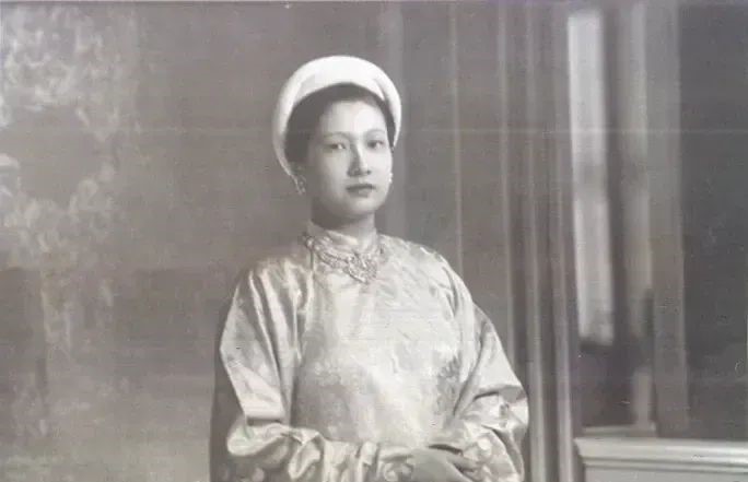 Nam Phuong, Empress of Vietnam (1913-1963). Born Nguyen Huu Thi Lan (Vietnamese: Nguyễn Hữu Thị Lan／阮有氏蘭), nicknamed Mariette Jeanne Nguyễn Hữu Hào in French, with the Christian name Thérèse, she became the primary wife of Emperor Bao Dai of Vietnam from 1934 until her death. She was also the second empress to be enthroned during her husband's reign in the Nguyen Dynasty (1802-1945) and the only consort to be immediately crowned empress after her grand wedding.
