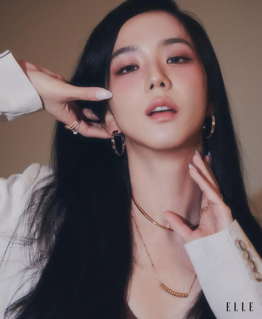  JISOO wearing Cartier Clash jewelry