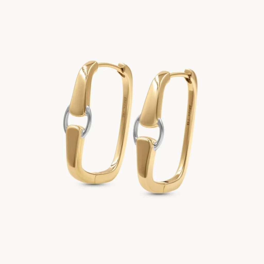 Jewelry Trends Minimalist Travel Style