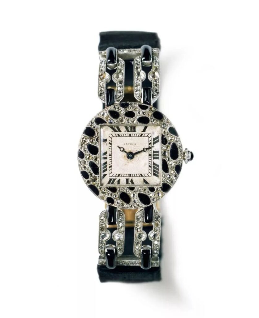 The first use of the panther pattern on a wristwatch: made of platinum and pavé-set diamonds, with onyx inlaid on the patterned strap. Cartier Paris, 1914; exhibited at the "Beyond Boundaries: Cartier and The Palace Museum Craftsmanship and Restoration Exhibition" in 2019.