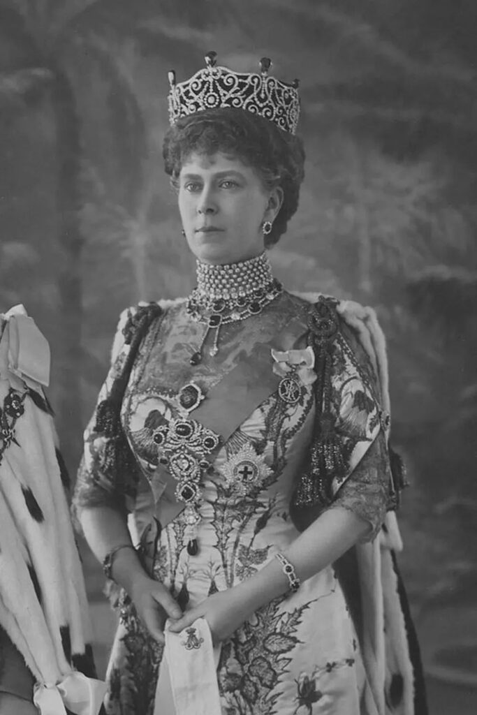 Queen Mary wearing the Delhi Durbar parure and The Ladies of India Brooch.