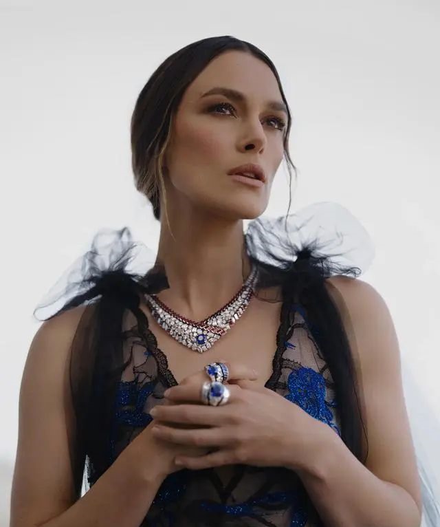 Keira Knightley wearing the GRAPHIC LINE necklace
White gold, platinum, set with diamonds, sapphires, rubies, and onyx
1 cushion-cut sapphire, 10.15 carats