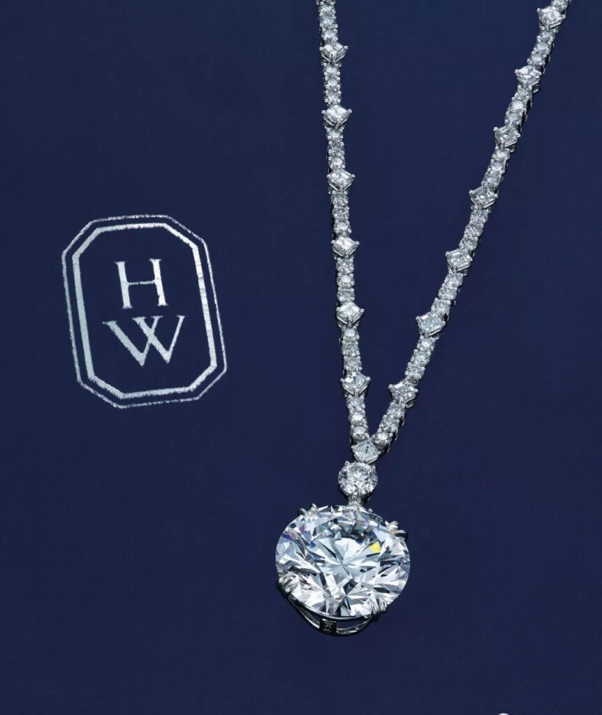 Diamond Necklace
HARRY WINSTON
Round brilliant-cut diamond, approximately 18.50 carats
Set with square and round diamonds
Estimate: HKD 19,500,000 - HKD 25,000,000
Sold for: HKD 19,565,000
November 2019, Hong Kong