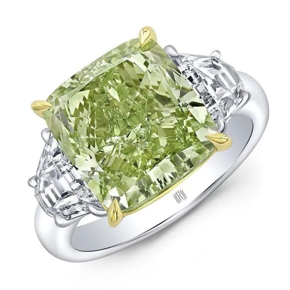 
Rahaminov Diamonds green diamond ring given by Ben Affleck to Jennifer Lopez during his proposal